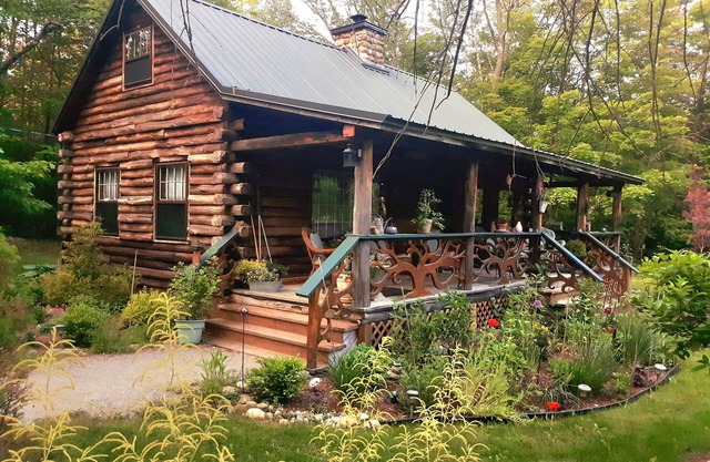 Lovely Log Cabin Retreat: Cozy Fireplace, Beautiful Gardens & Nature