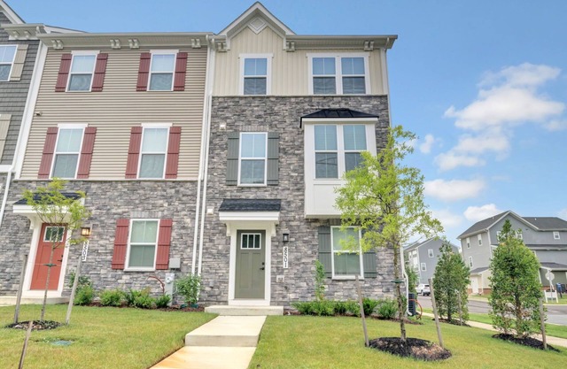 Lovely, newly-built, 3-bedroom townhome with an office & 2-car garage in Lanham