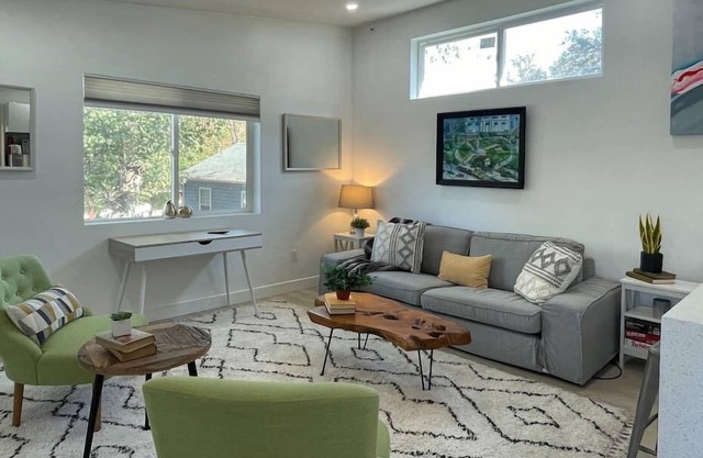 Lovely one-bedroom apartment minutes from Downtown