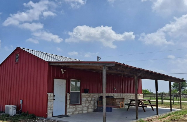 Lovely one room barndominium - The Bastrop Barndo