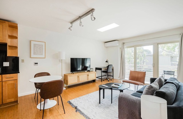 Lovely Palo Alto 1BR w/W/D & A/C, nr University, by Blueground