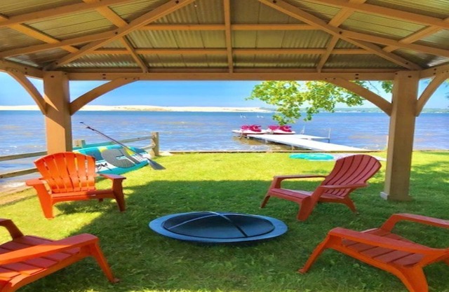 Lovely property with separate private lakefront to Silver Lake + huge backyard.