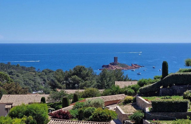 Lovely renovated south-facing villa with sea view