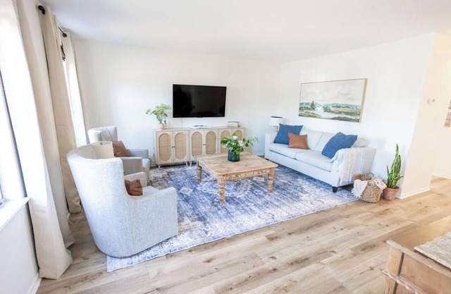 Lovely Restored 3-bedroom patio house near Lex Med Center