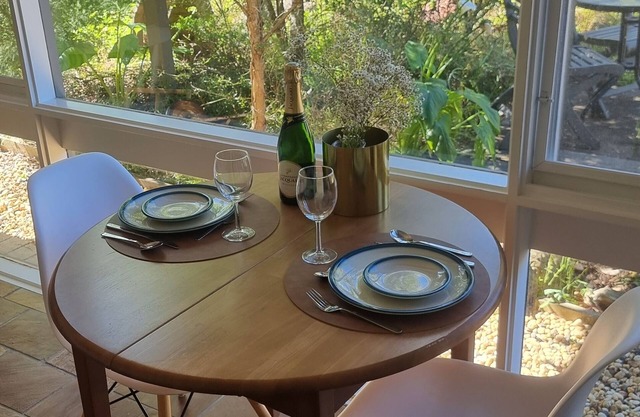 Lovely Retreat, Private apartment in home.