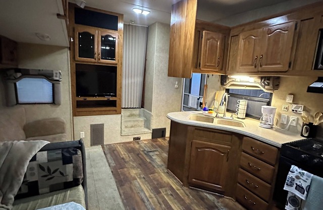 Lovely RV with AC in charming Cleburne