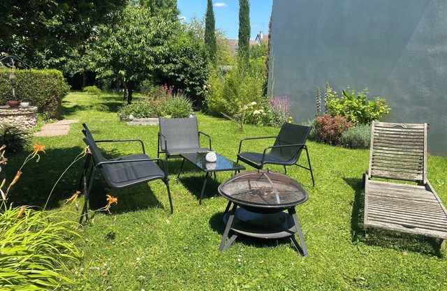 Lovely single room in house with garden.