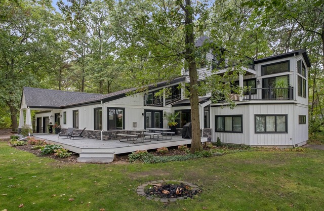 Lovely, spacious home near Holland State Park, Lake MI