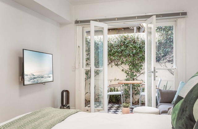 Lovely Studio with Patio 25 min from Sydney CBD