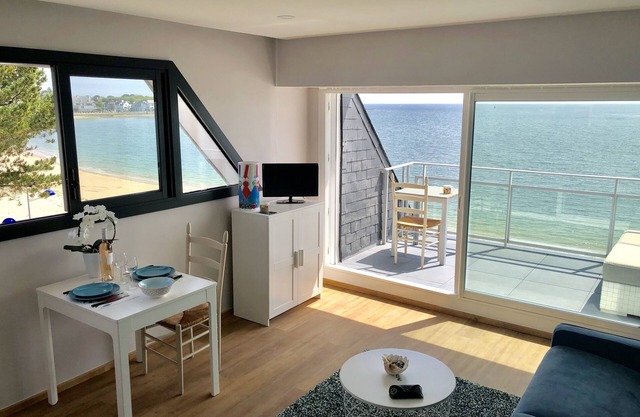 Lovely T2 with exceptional beach view (rare)