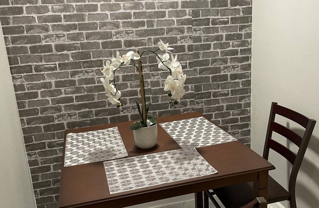 Lovely tiny private house in great safe neighborhood! with private yard for pets