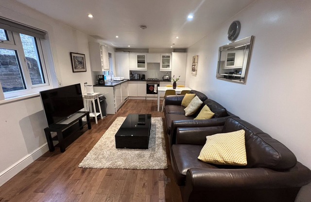 Lovely two bedroom garden flat in London