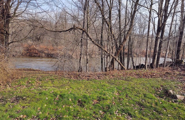 Lovely two bedroom river-view rental unit