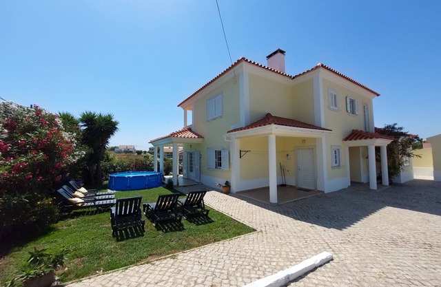 Lovely villa with garden for up to 8 people