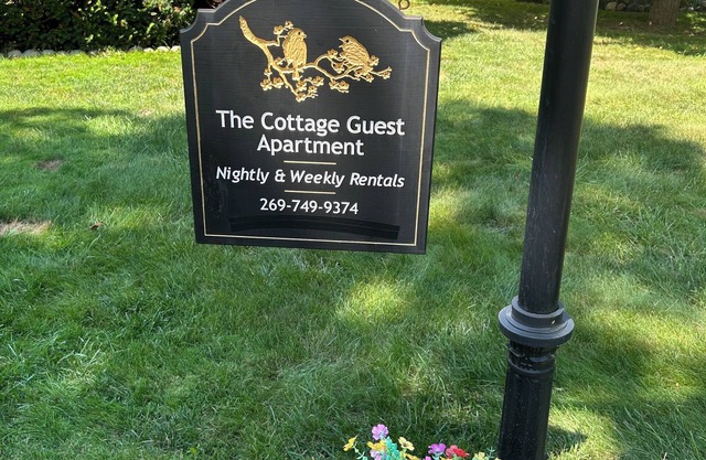Lovely Vintage B&B Charm! Close to Marshall, Charlotte & 5 min from I-69