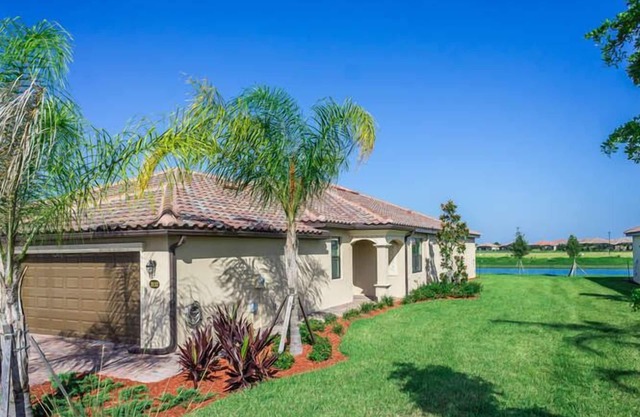 Lovely Water View Villa, Sleeps 4 ~Close to Beaches: Restaurants, Shopping