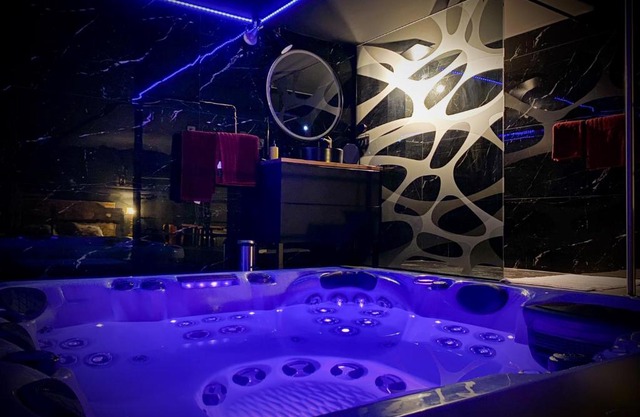 Loveroom avec jacuzzi 01