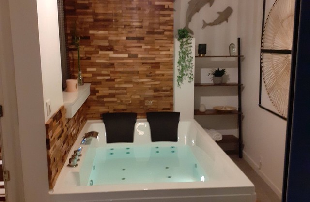 LOVEROOMOUTOFTIME 'JACUZZI and GARDEN' private.