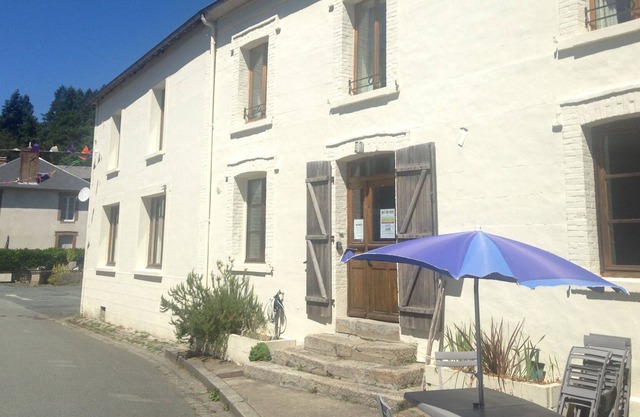 Lovingly restored bright house with 300m2 living space is ideal for a family