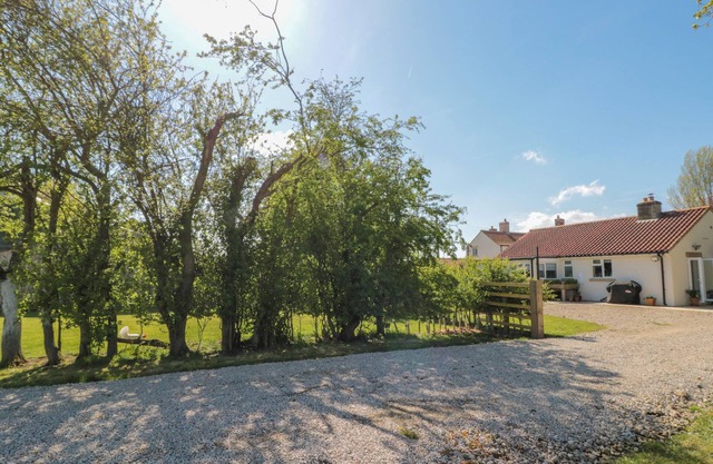 LOW GROUNDS COTTAGE, pet friendly, with open fire in Helmsley