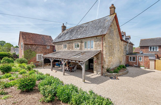 Lower Fifehead Farm - characterful 17th century farmhouse that sleeps 10 guests in 5 bedrooms