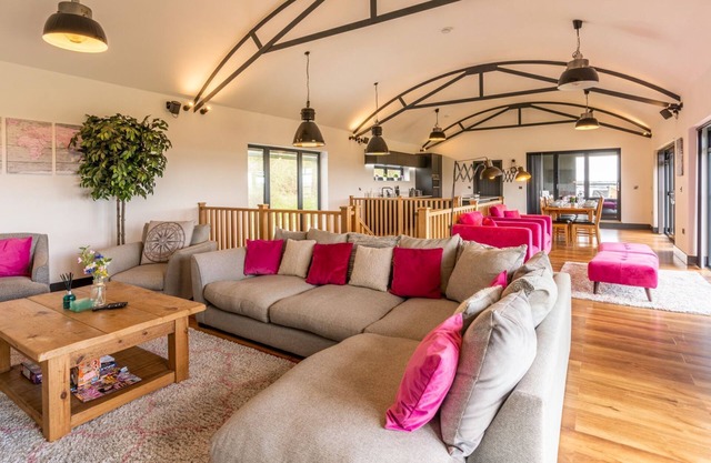 Lower Lodge Barn - sleeps 8 guests in 4 bedrooms