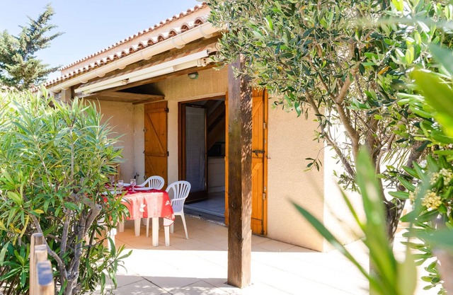 LS34 bungalow sleeps 5 in residence with swimming pool