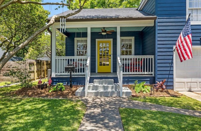 LSU Garden District Home on Parade Route