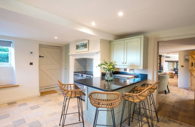 Luxury Interior Designed Retreat ❃ w/Tennis Court, Garden and Rural Views