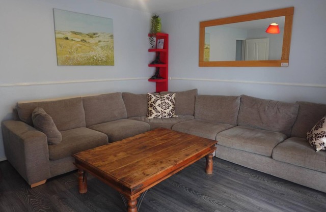 -LU5 Chelsea House - Huku Kwetu (Dunstable)