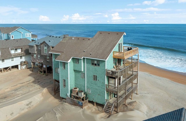 Lucky Stars: Oceanfront | Rec Room with Pool Table