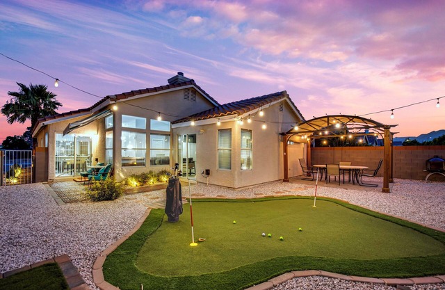 Lucky vacation with putting green King/Queens beds