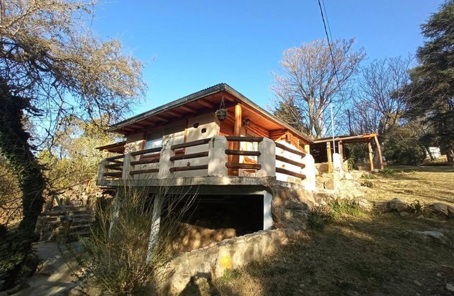 Lugar de paz y alegría en medio de montañas y río.