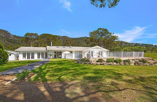 LUJO HOUSE - Elegant & modern home - Retreat in Gloucester - Tranquil Rural Escape with Pool & Views