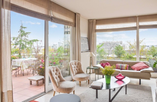 Luminous penthouse with a view in Paris - Welkeys
