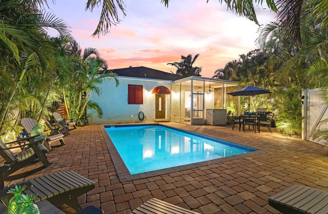 Luna Flores: Stunning Siesta Key Area with 2 Private Pools, Dog Friendly Perfect for Large Groups