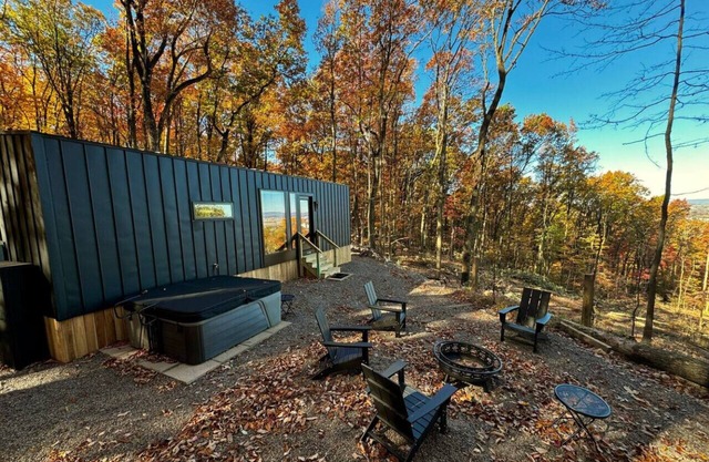 Luna Lookout with hot tub