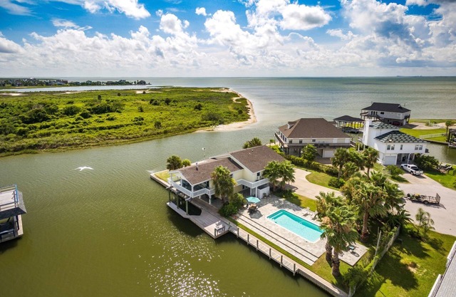 Luna Mar | Canal-Front, Private Pool