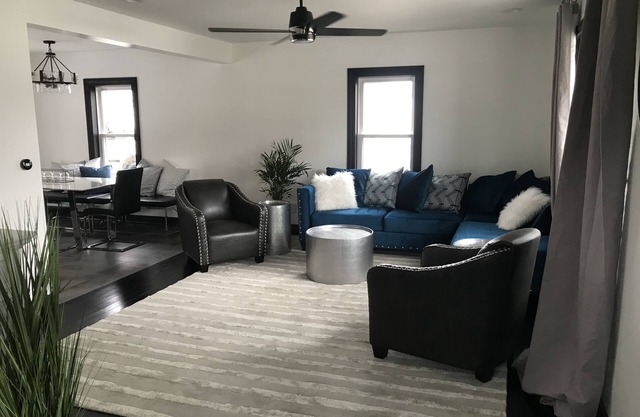 Lush Newley Renovated Home - Downtown Warren