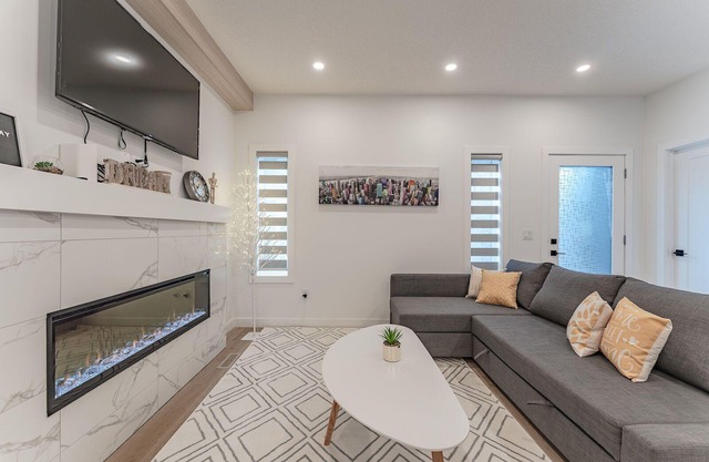 LUX 4BD Sleeps 10! 5-Min to DT, Smart TV, Garage, AC, Fire, Capitol Hillnnnnn