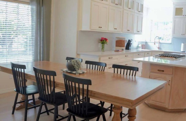 LUX 4BR: Movie Room, Pool table bathtub, 3 Car Gar