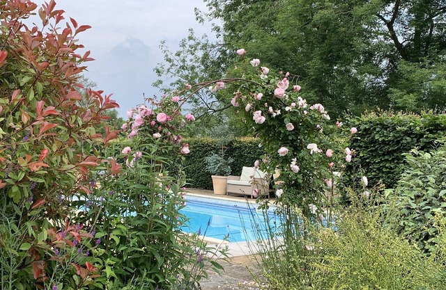 Lux Cotswold Old Rectory & superb gardens, pool, tennis, for holidays & weddings