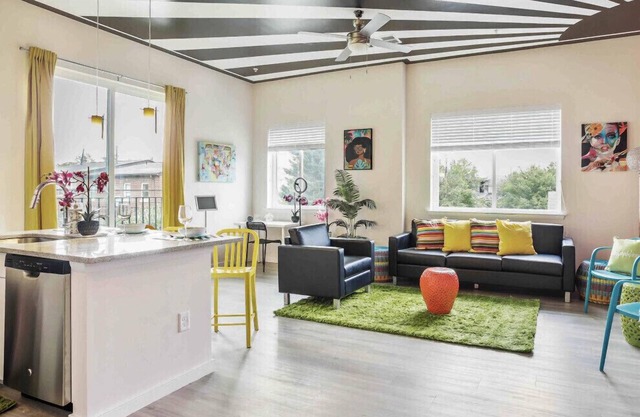 Lux House Of Champagne 2BR 2BA w/Free Parking & Wifi
