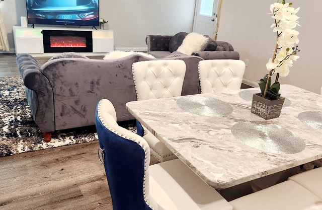 Lux, New, Beau, Hot tub &4Bedroom; Houston near IAH, Downtown, Woodlands &Spring