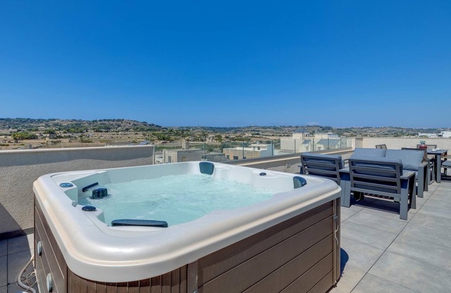 Lux Penthouse Valley Views, Hot Tub in Siggiewi