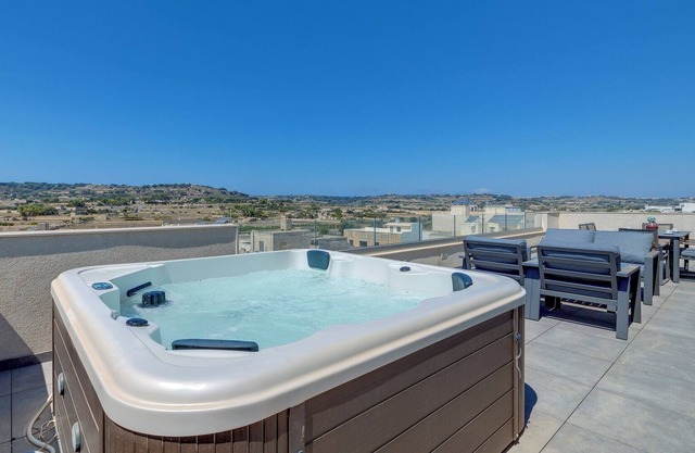 Lux Penthouse Valley Views, Hot Tub in Siggiewi