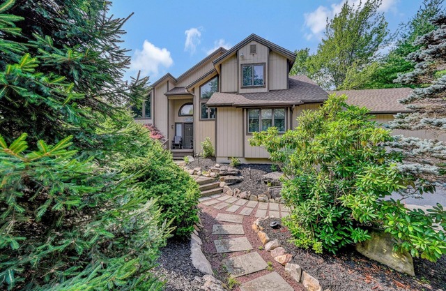 Lux Pocono: 3.7-acre Serene Escape w/Hot Tub, Sauna, Game & Premium Amenities