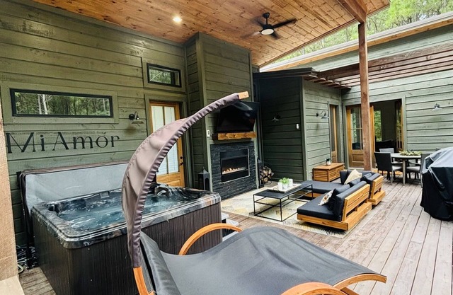Luxe 1BR Cabin w/Hot Tub + Outdoor Fireplace