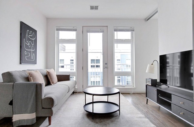 Luxe 2B w/W/D, Gym, Rooftop. Steps from T stop by Blueground