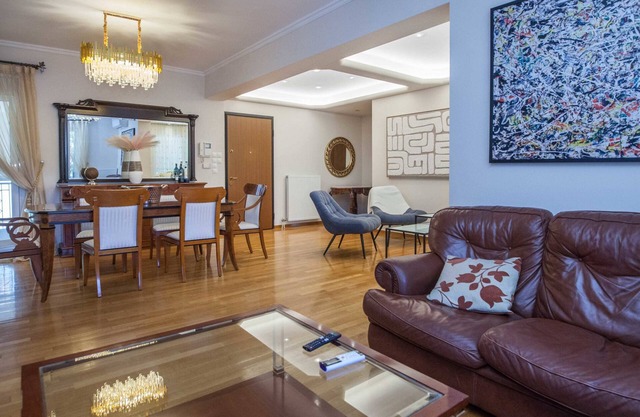 Luxe 3 Bd Penthouse 5 Min from Drosia Square